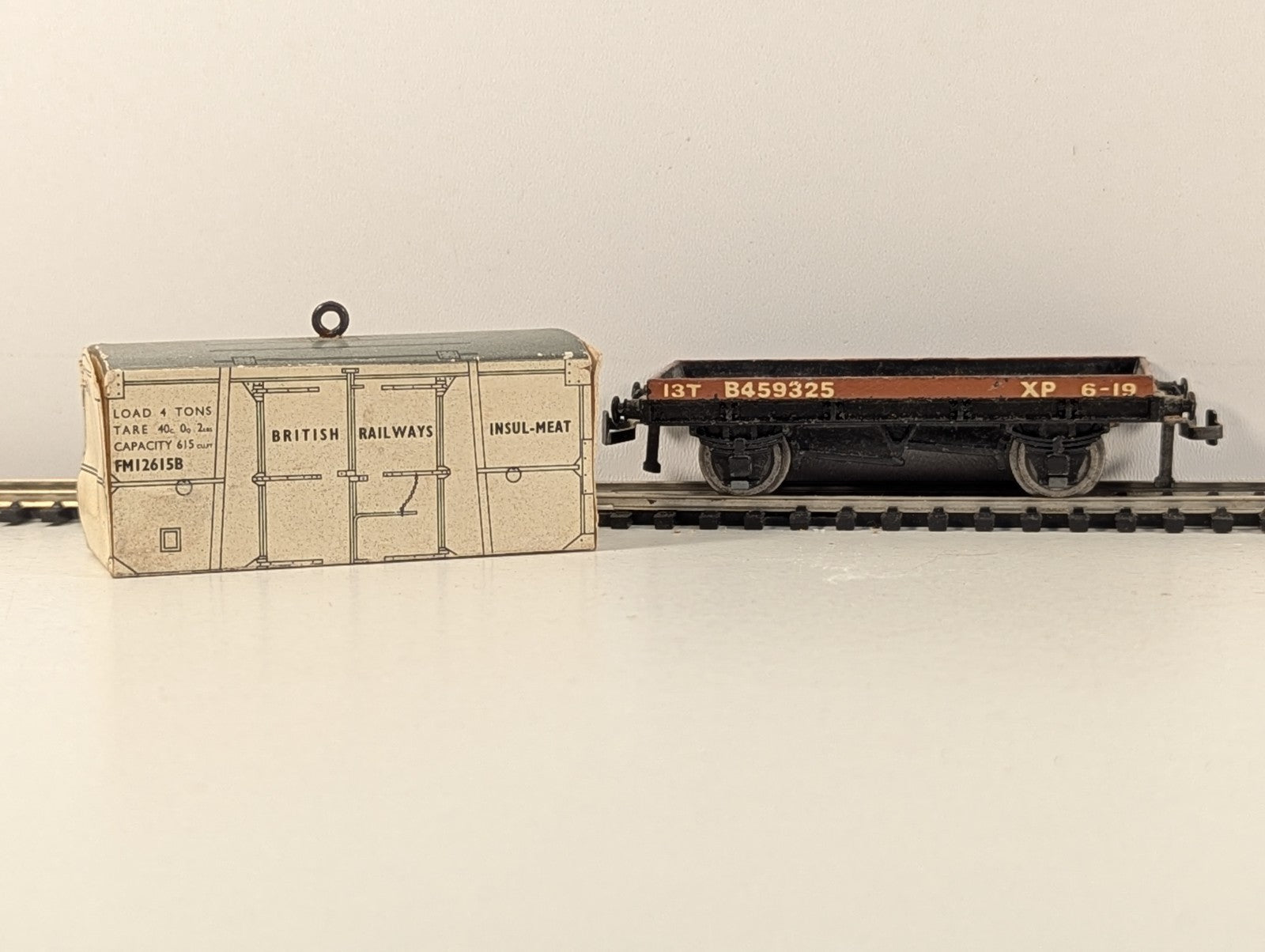Hornby Dublo 32088 OO Gauge Low-Sided Wagon with White Meat Container - Boxed