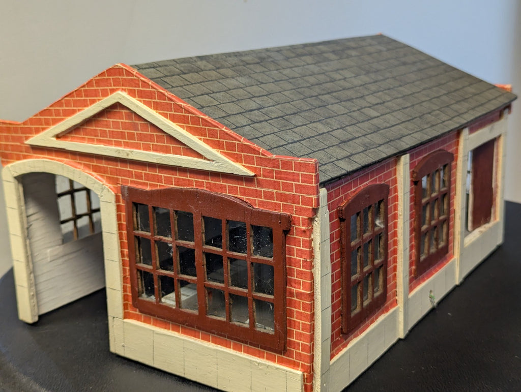 O Gauge Stunning Engine Shed with Platform and Built-In Lights