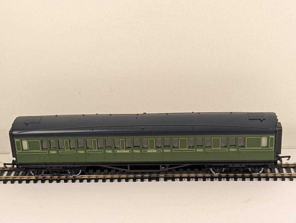 Hornby R162 OO Gauge SR Composite Coach Olive Green 5544