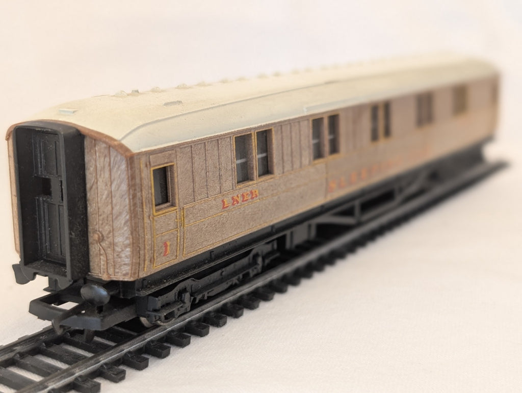 Hornby R430 OO Gauge LNER Sleeping Car No. 1237
