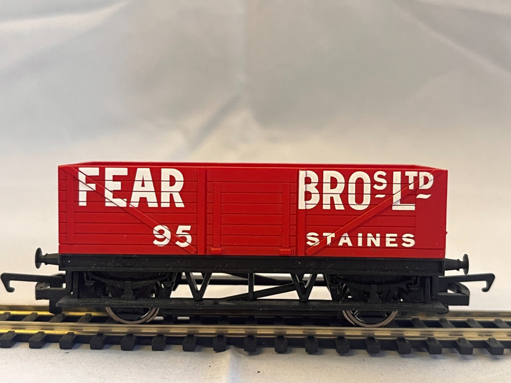 Hornby R1111 OO Gauge Fear Bros Staines LWB 7 Plank Wagon