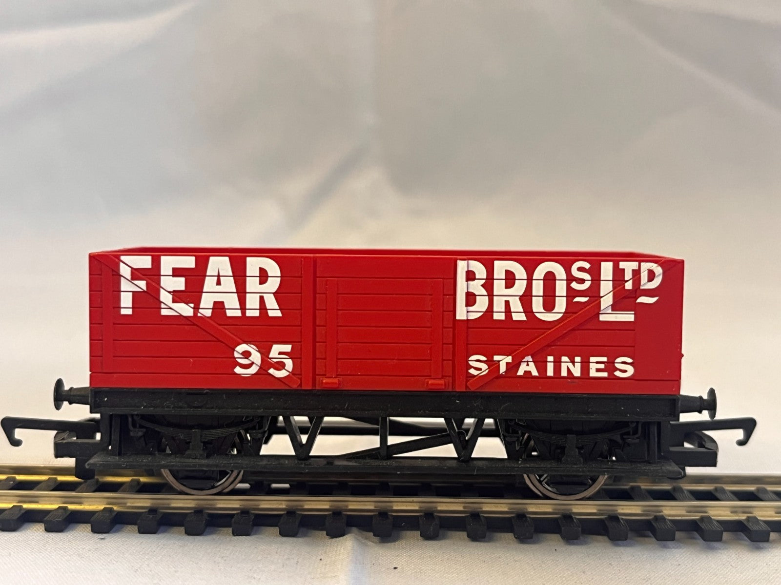 Hornby R1111 OO Gauge Fear Bros Staines LWB 7 Plank Wagon