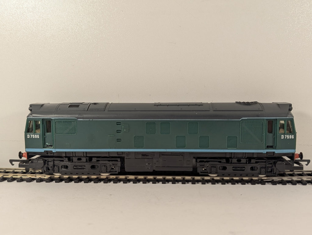 Hornby OO Gauge Class 25 Diesel Locomotive D7596 BR Green R068