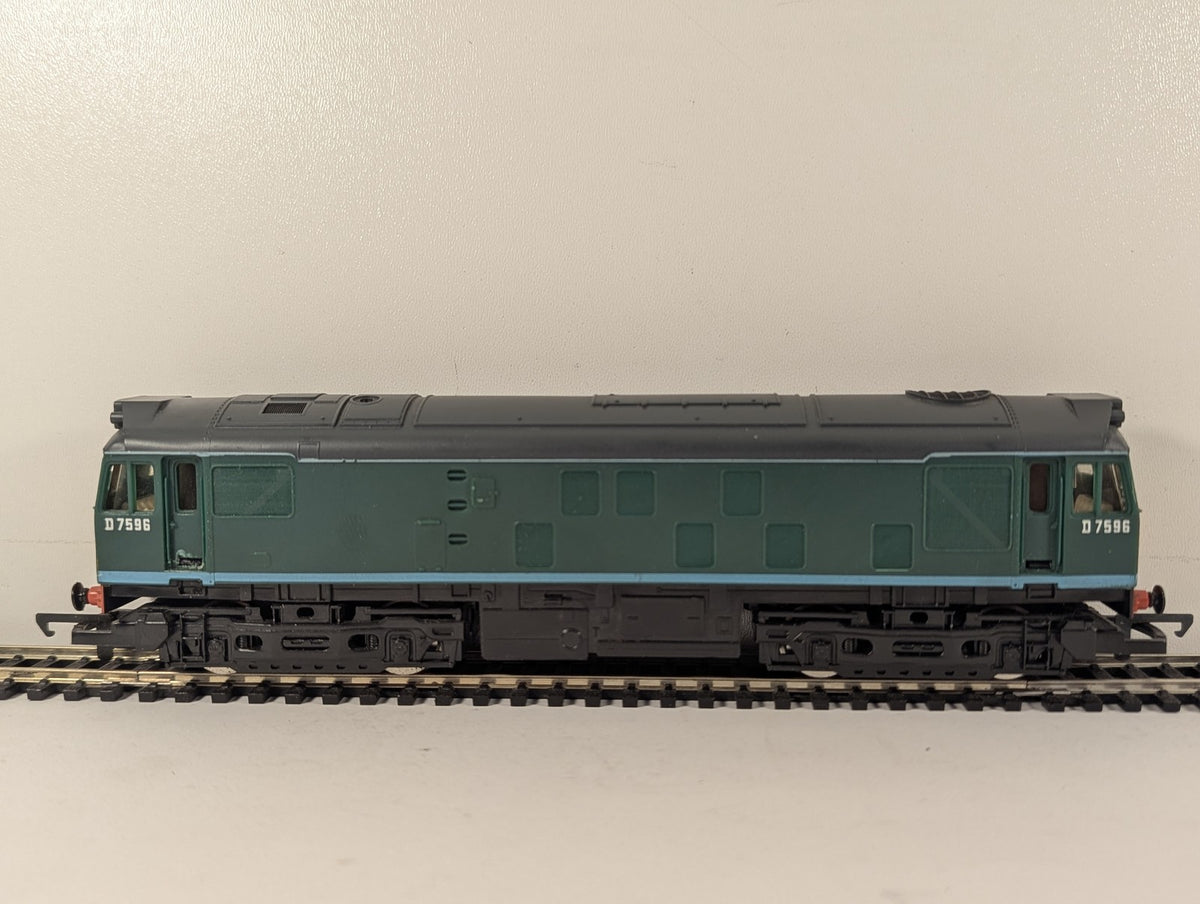 Hornby OO Gauge Class 25 Diesel Locomotive D7596 BR Green R068