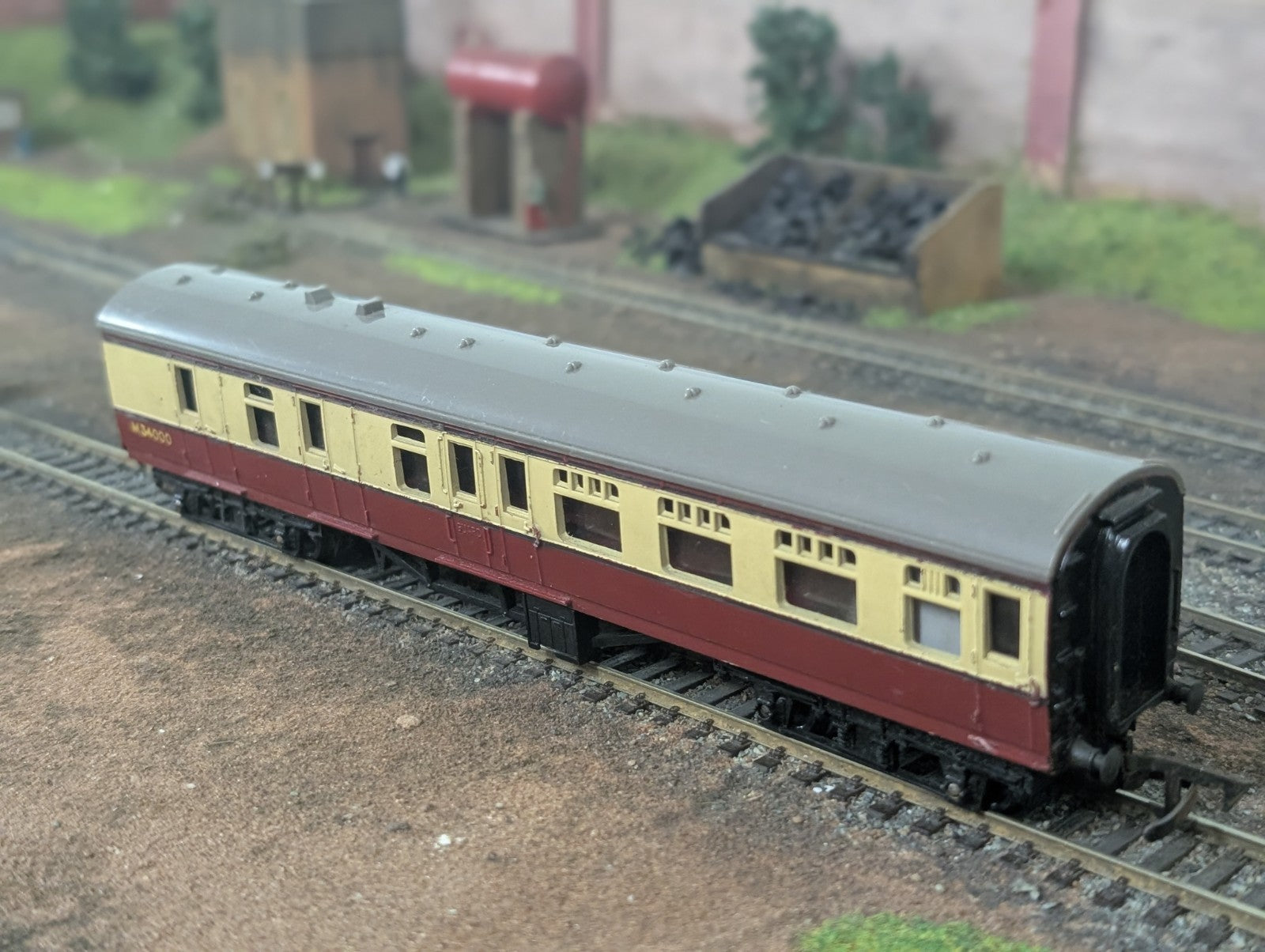 Tri-ang R028 OO Gauge 9" Brake Third Coach M34000 Crimson & Cream