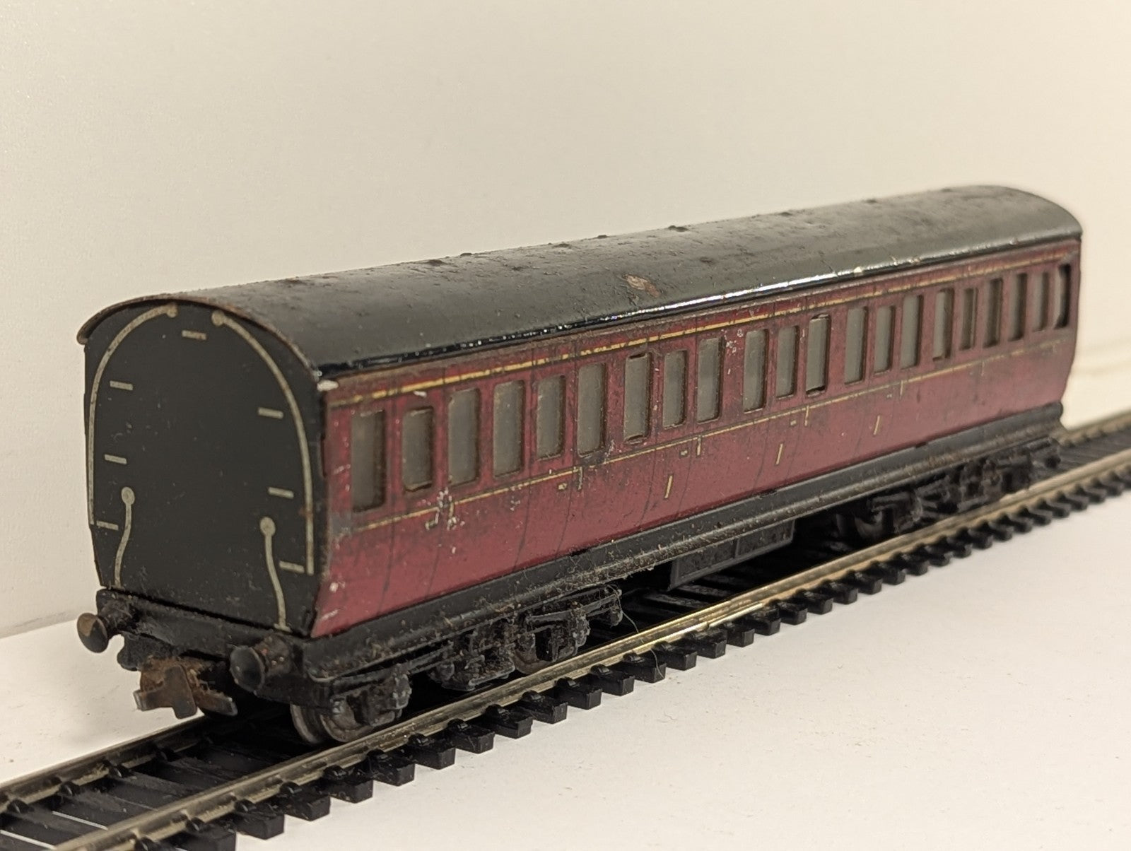 Hornby Tinplate OO Gauge Maroon Suburban Coach