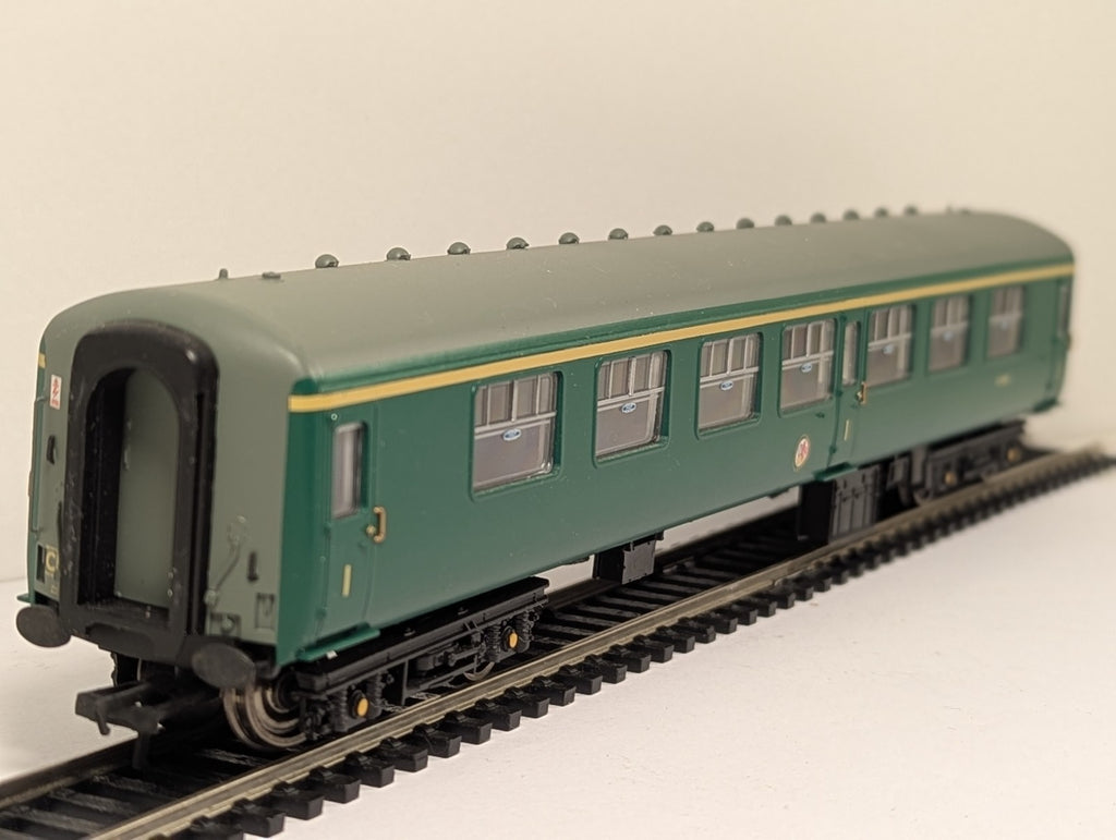 Bachmann 39-333 OO Gauge BR Mk2 FK Corridor First Class Coach BR(S) Green