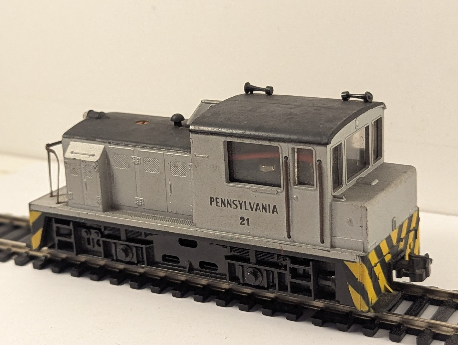 Mehano HO Scale Plymouth Diesel Switcher Pennsylvania 21 - Faulty