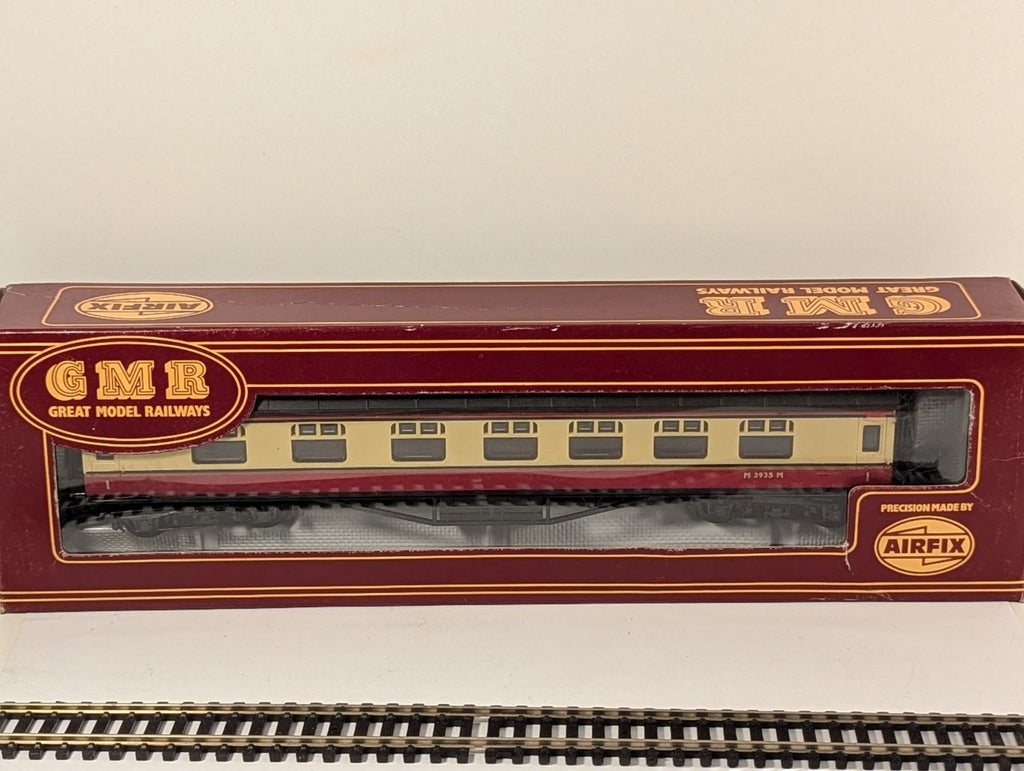 GMR Airfix 54203-4 OO Gauge BR Blood & Custard Composite Corridor Coach Boxed