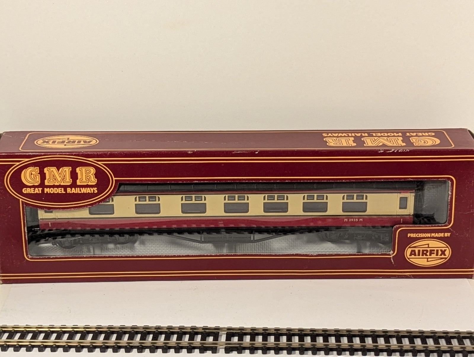 GMR Airfix 54203-4 OO Gauge BR Blood & Custard Composite Corridor Coach Boxed