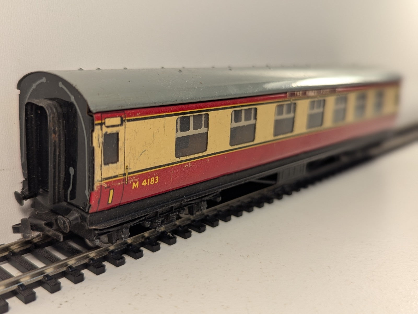 Hornby Dublo OO Gauge D12 First Class Corridor Coach "The White Rose"