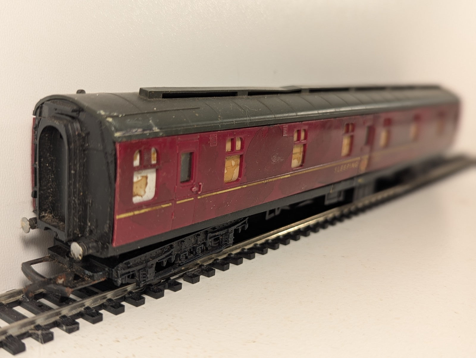 Tri-ang OO Gauge LMS Type Sleeping Car Passenger Coach 2510 BR Maroon