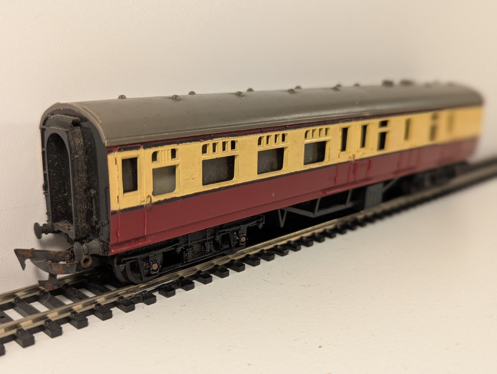 Tri-ang OO Gauge BR Brake 3rd Coach Blood & Custard