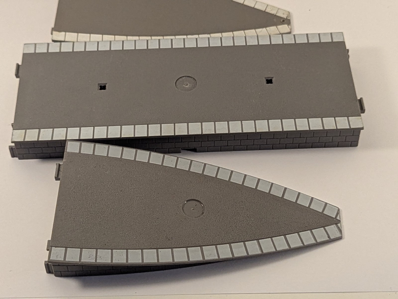 Hornby OO Gauge Grey Plastic Straight Platform and Curved Ramps