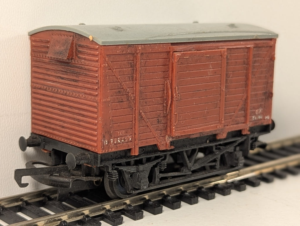 Trix 5001 BR Closed Vent Van Brown