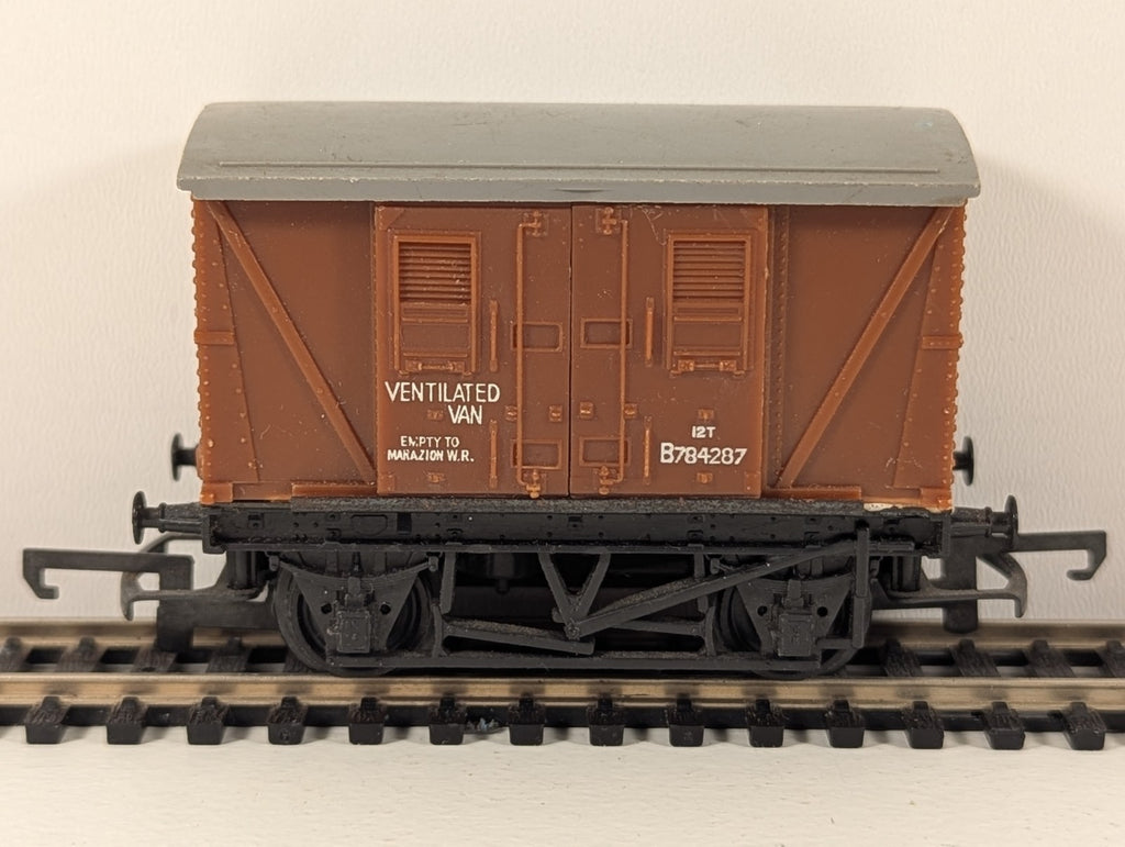 Tri-ang R11A OO Gauge 12-Ton Closed Van