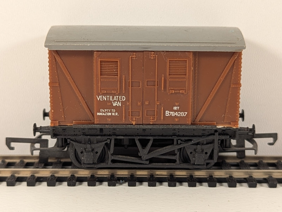 Tri-ang R11A OO Gauge 12-Ton Closed Van