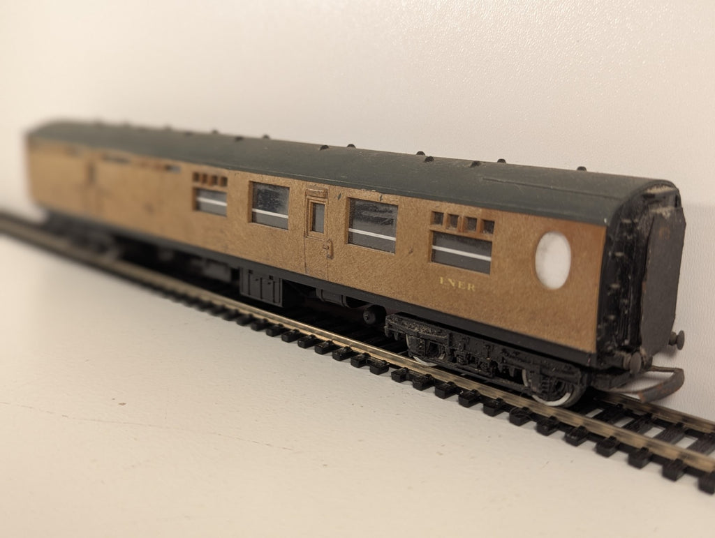 Tri-ang OO Gauge LNER Teak Brake 3rd Coach – Broken Corridor Connection