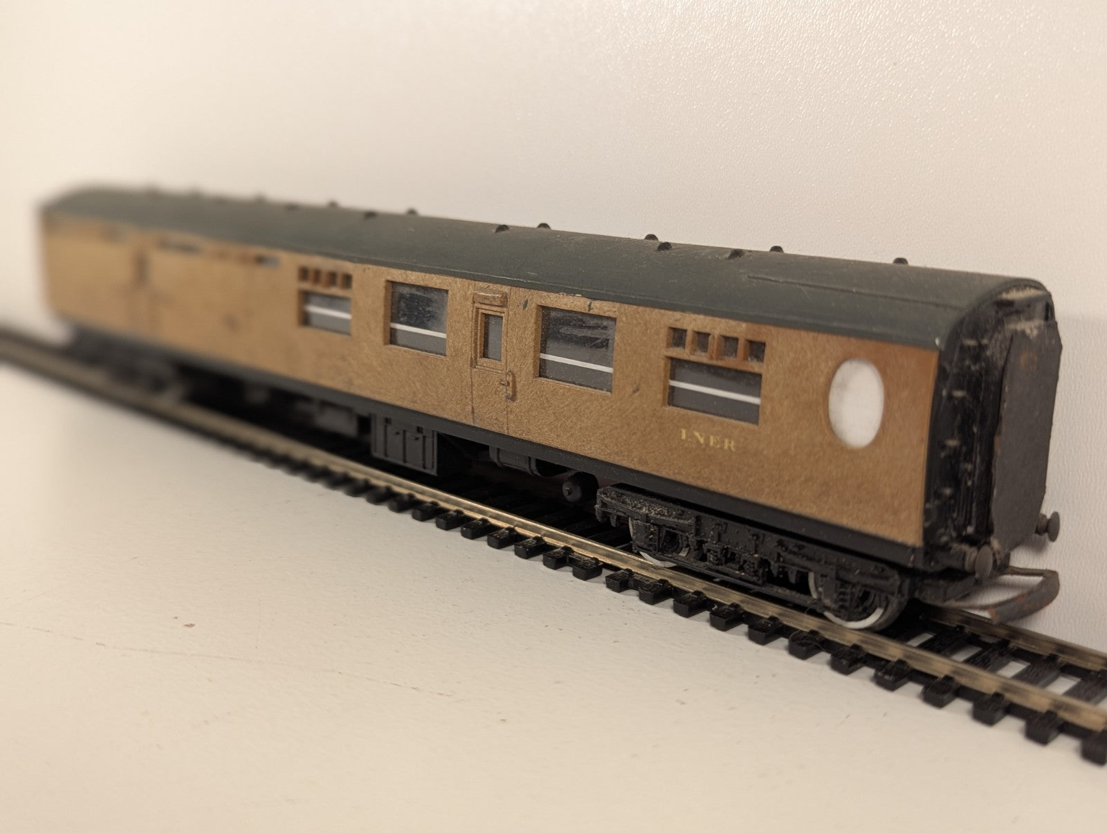 Tri-ang OO Gauge LNER Teak Brake 3rd Coach – Broken Corridor Connection