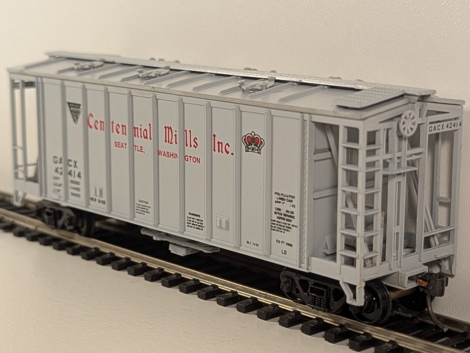 Walthers 39ft Single-Bay Airslide Covered Hopper – Centennial Mills Inc. #42414