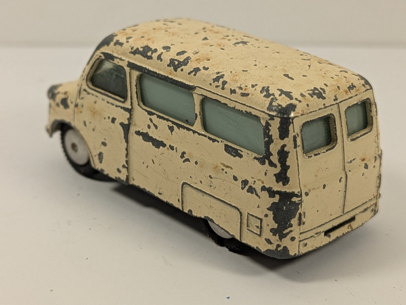 Corgi Toys 412 Bedford Utilecon Ambulance 1:43 Scale - Chipped Paint