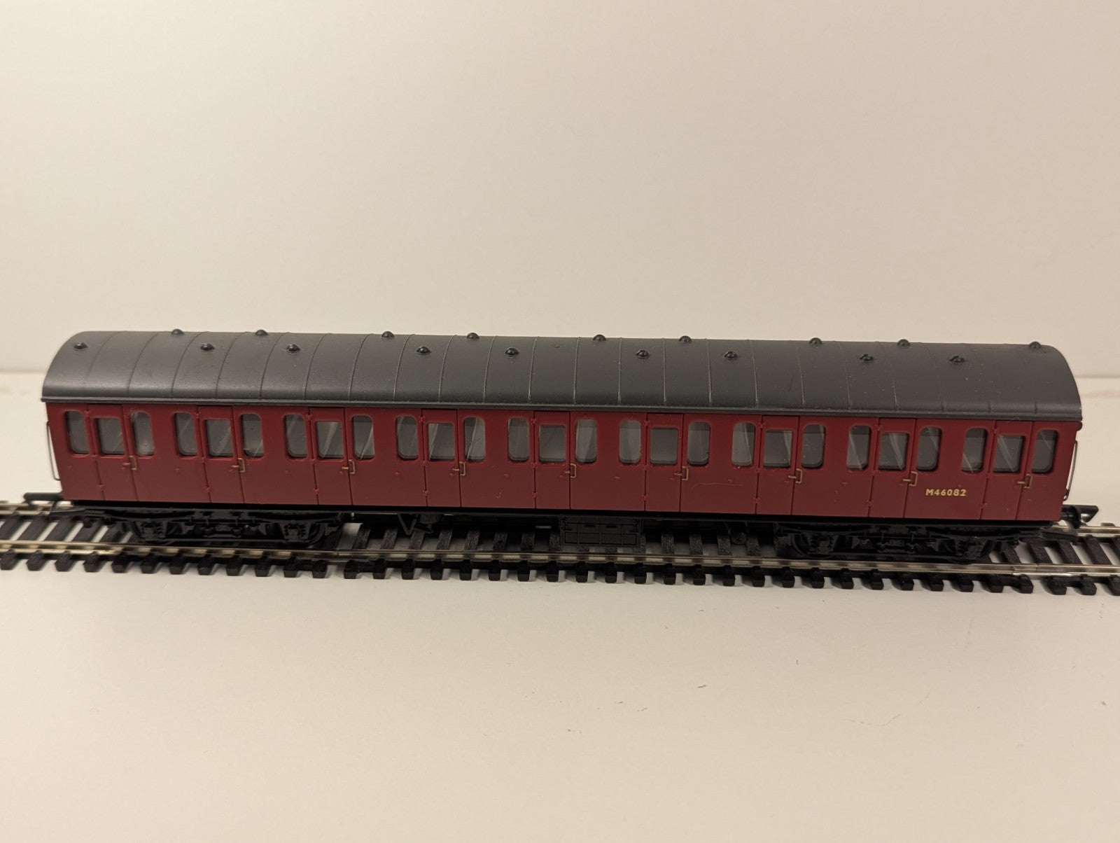 Bachmann Branchline BR Mk1 57ft Suburban Coach M46082 BR Crimson