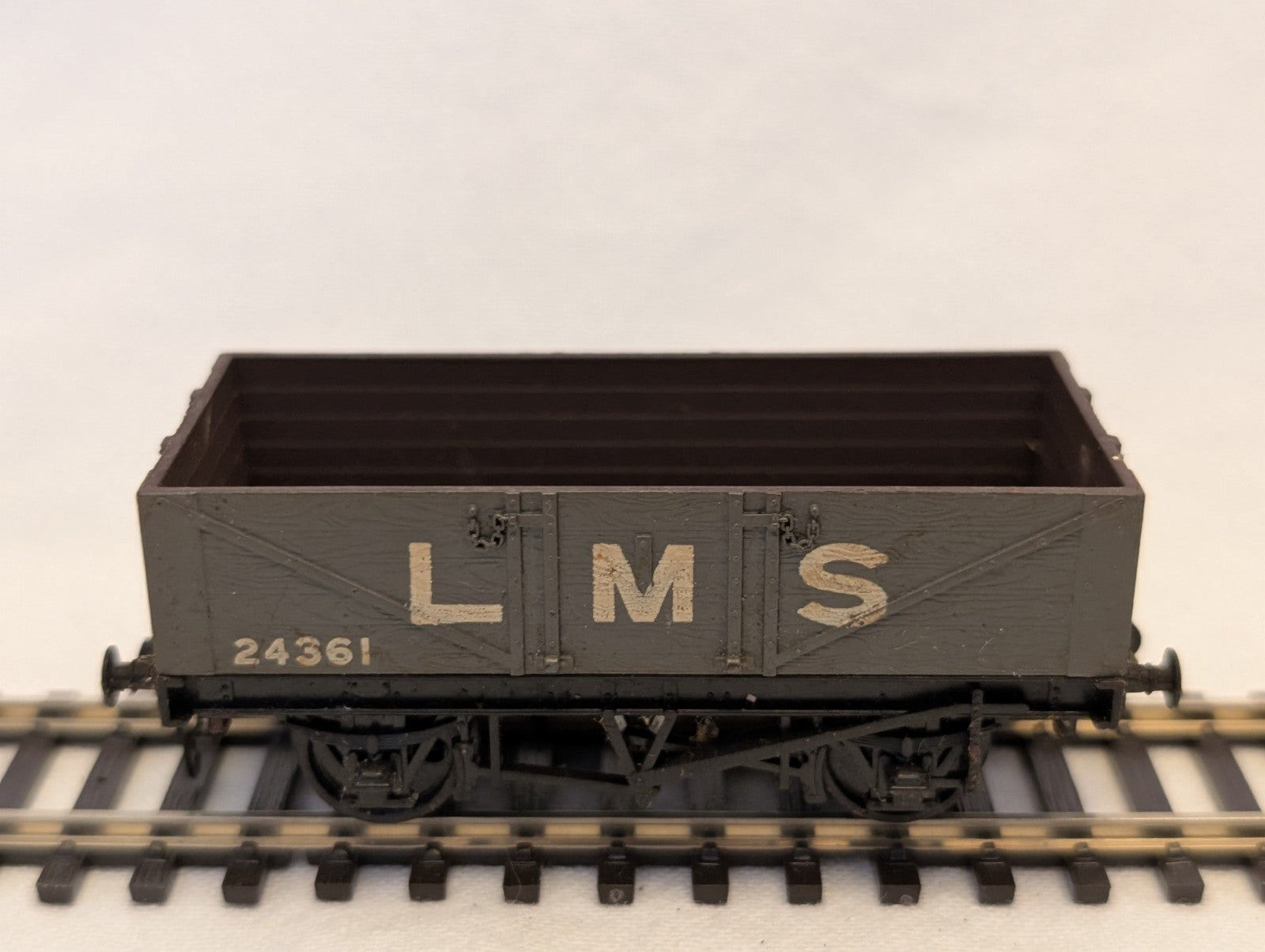 Mainline OO Gauge LMS 5 Plank Wagon Goods Wagon 24361 LMS Grey