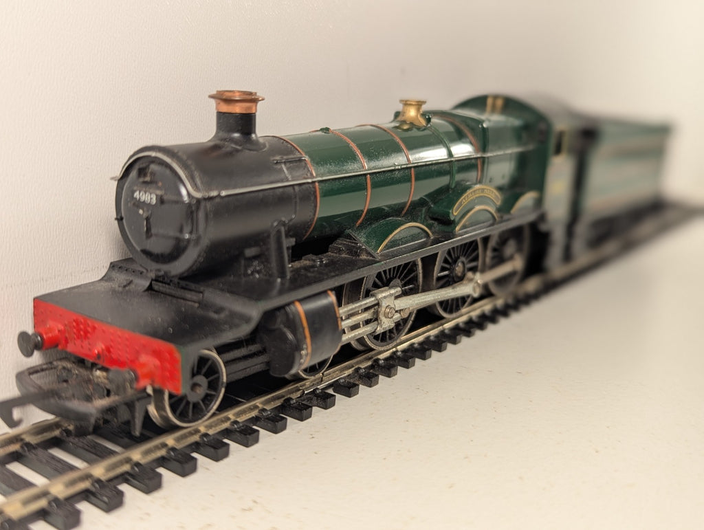 Hornby OO Gauge Class 4900 Albert Hall steam locomotive 4983 in GWR livery on model train tracks