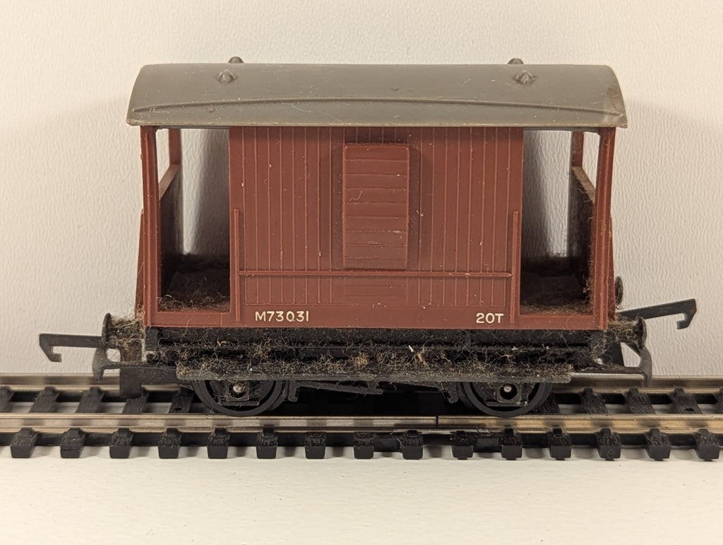 Tri-ang R016 (R16) OO Gauge Short Brake Van – ER No. M73031 (Brown)