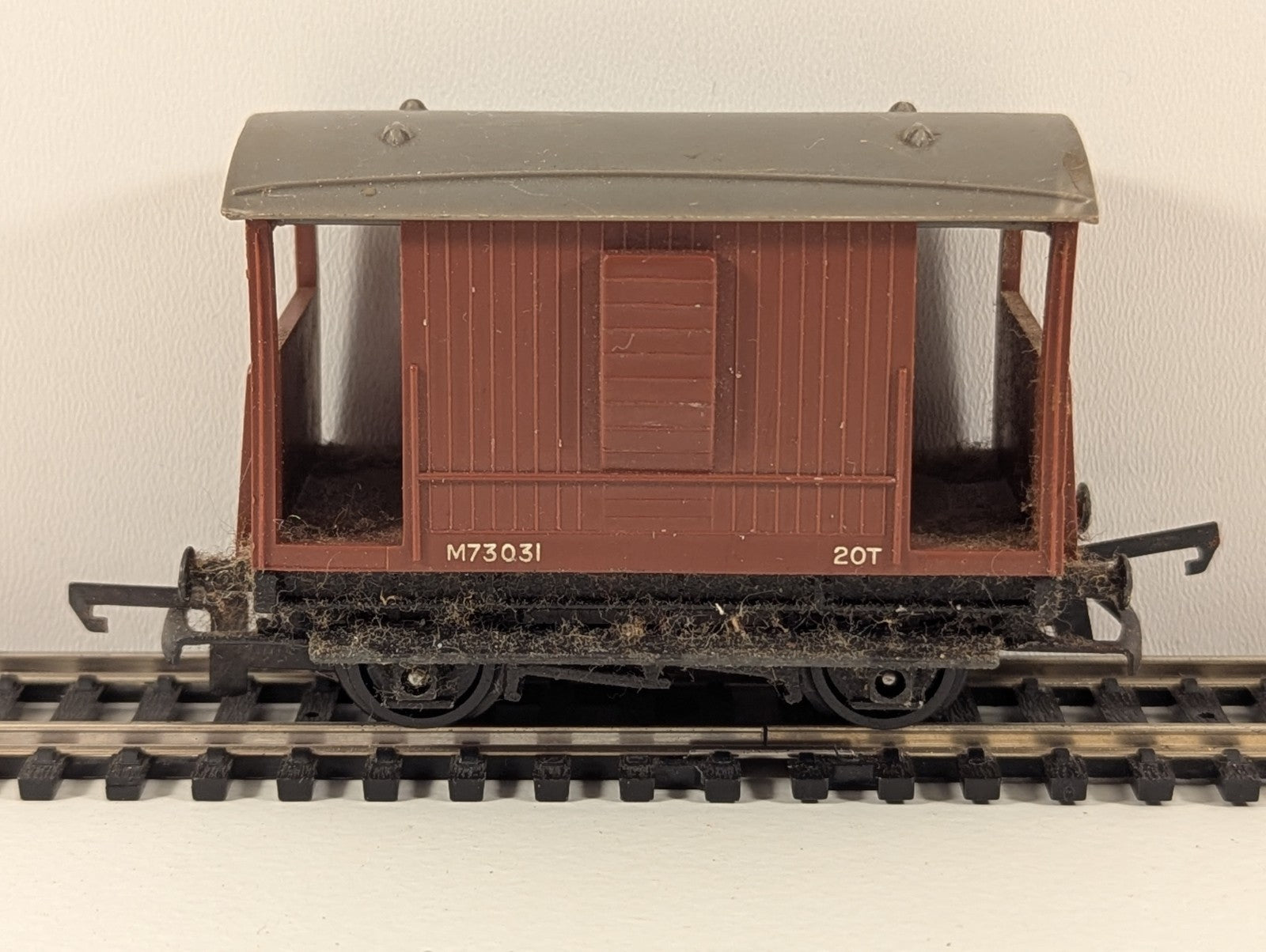 Tri-ang R016 (R16) OO Gauge Short Brake Van – ER No. M73031 (Brown)