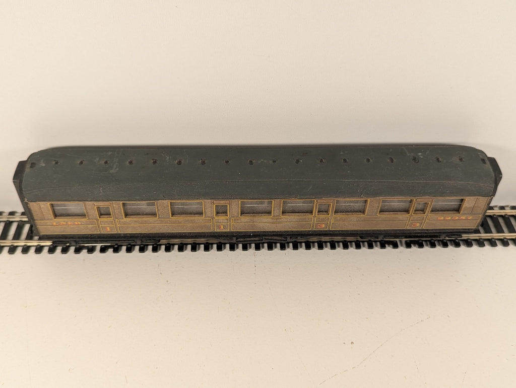 Hornby OO Gauge LNER Gresley Teak Coach – Repainted Roof