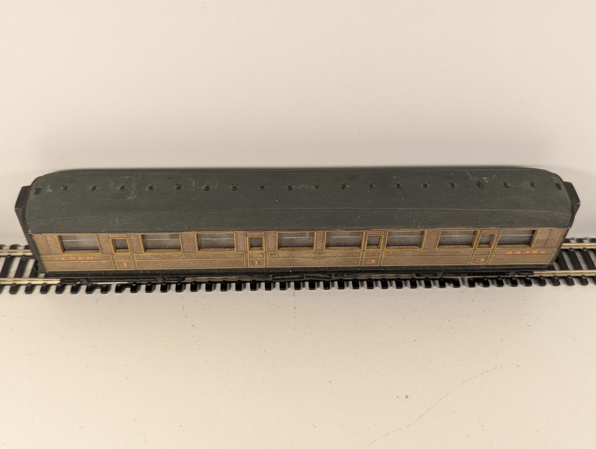 Hornby OO Gauge LNER Gresley Teak Coach – Repainted Roof