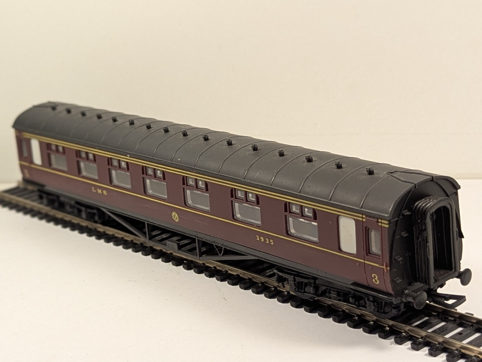 Airfix 54202 OO Gauge LMS 60ft Corridor 1st and 3rd Composite Coach