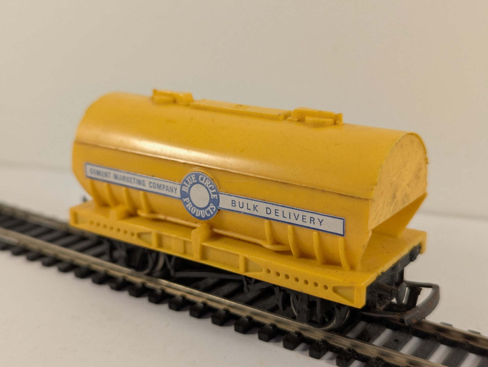 Tri-ang Hornby R564 OO Gauge Blue Circle Cement Wagon Yellow
