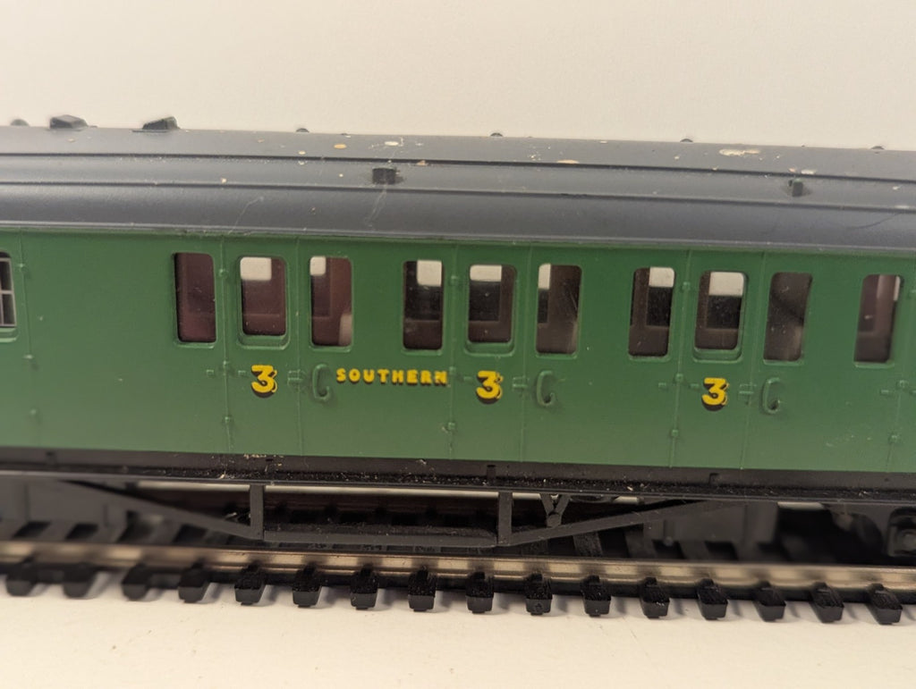 Hornby R4744 OO Gauge SR Maunsell Brake Coach Green – Needs Clean