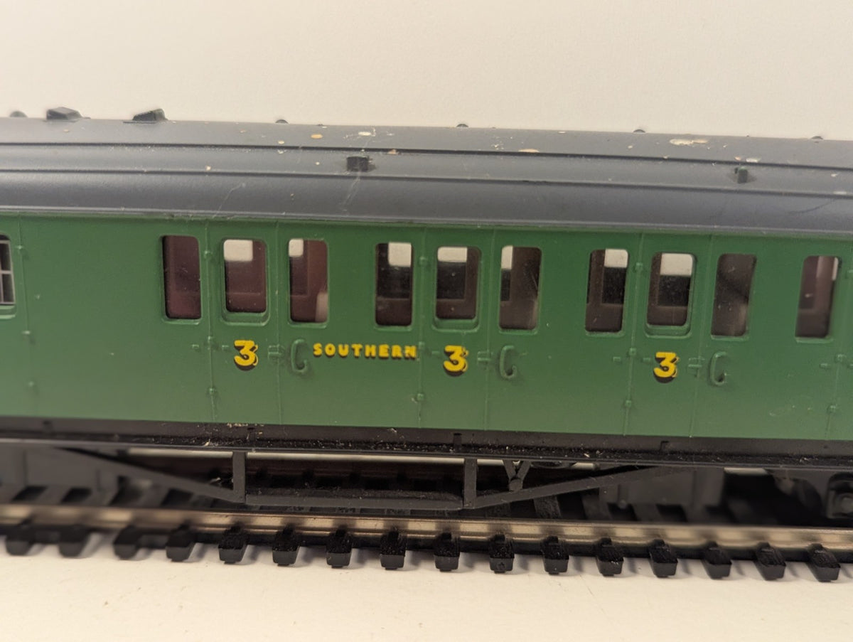 Hornby R4744 OO Gauge SR Maunsell Brake Coach Green – Needs Clean
