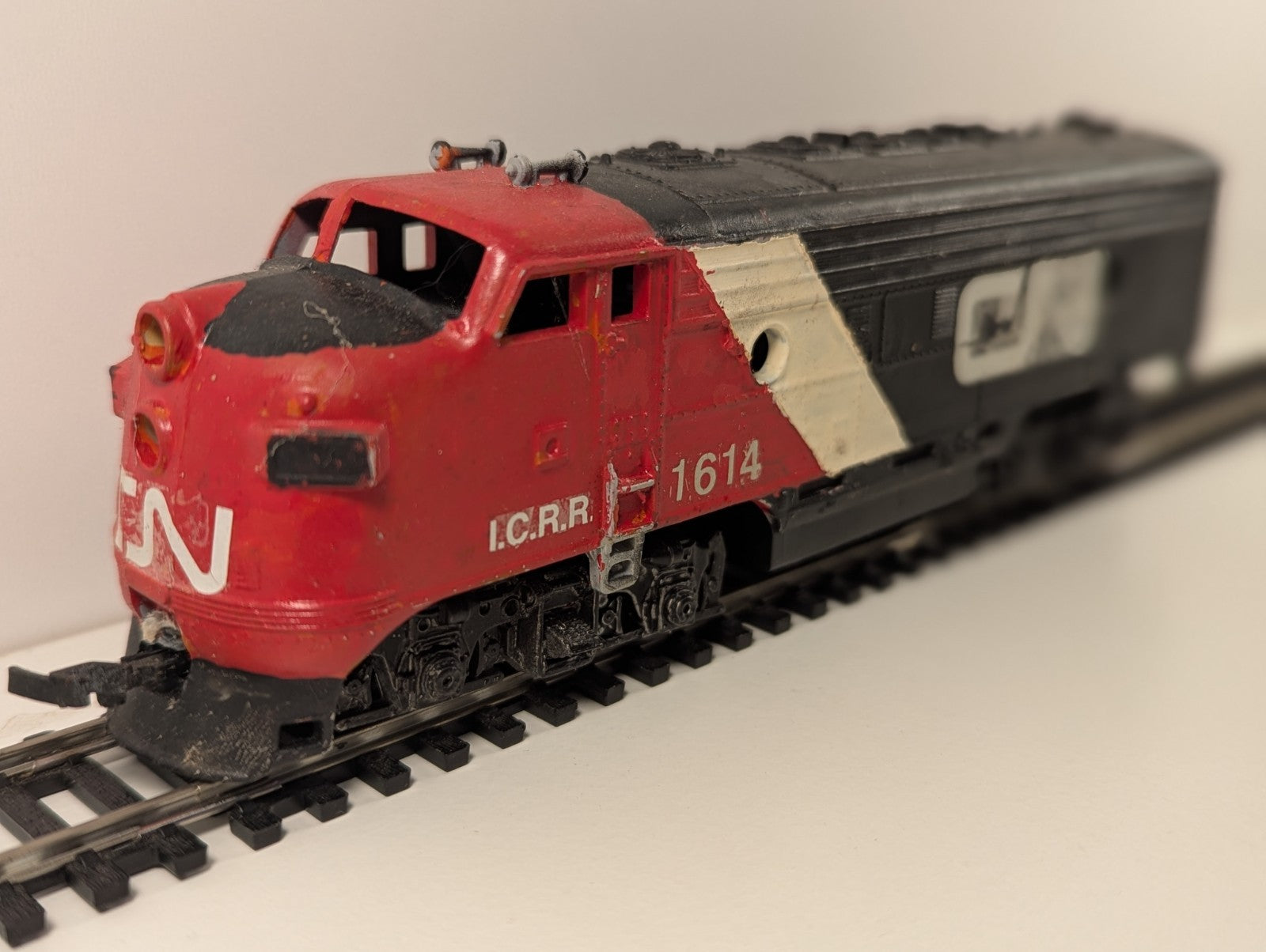 Life-Like F7 – Repainted in Canadian National Black & Red (1614) – HO Scale