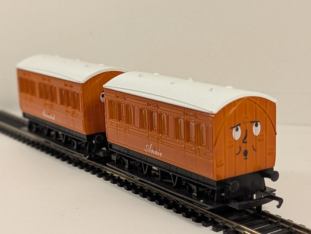 Hornby OO Gauge Thomas & Friends Annie and Clarabel Passenger Coaches Orange