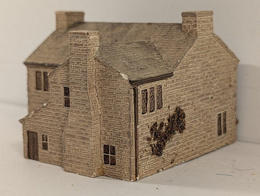 N Gauge The Railway Inn Building R8634
