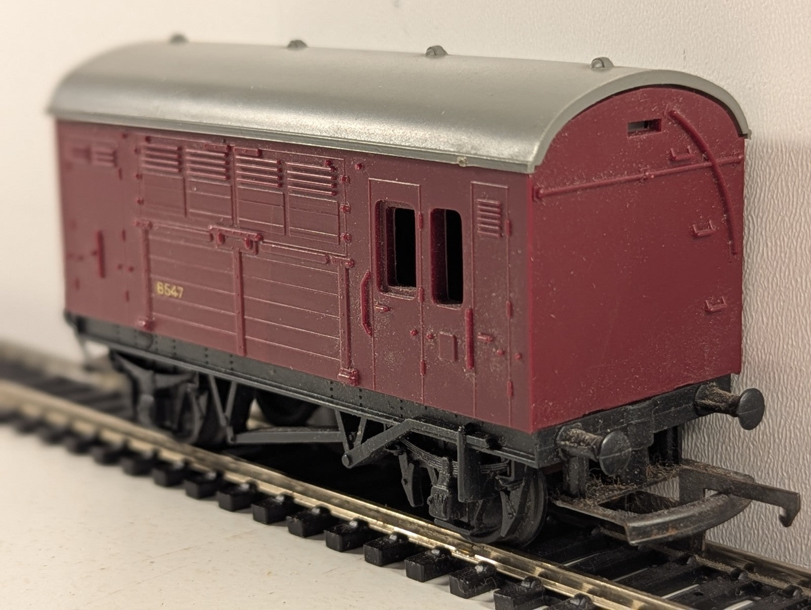 Tri-ang R123 OO Gauge BR Horse Box B547 - Maroon