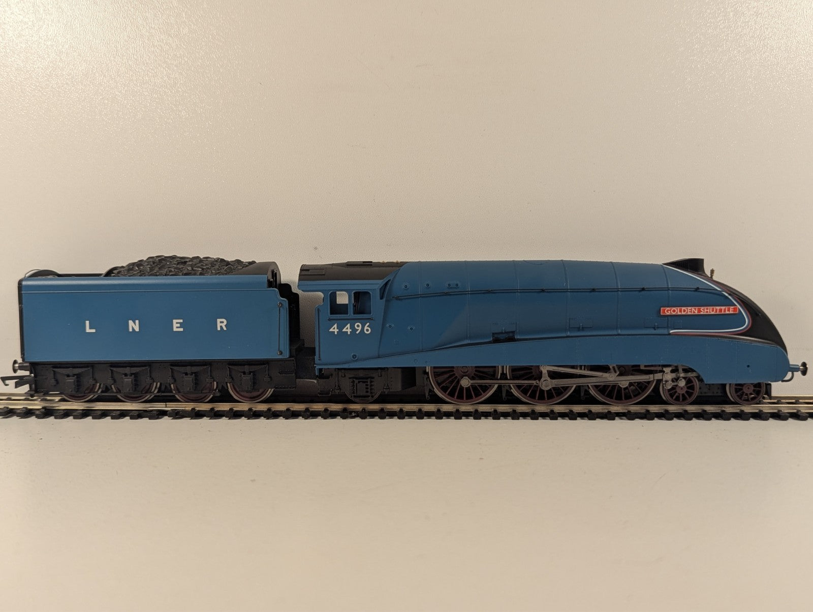 Hornby R3280 Golden Shuttle DCC Ready LNER Class A4 Pacific - Boxed