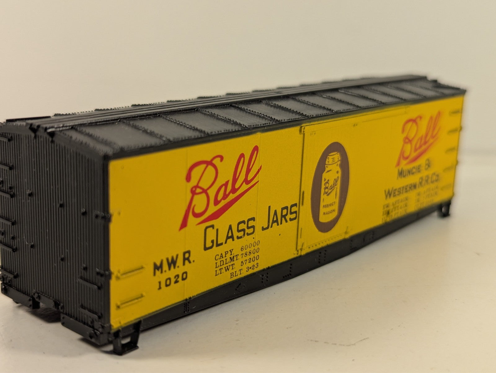 Roundhouse Products 3023 36' Billboard Box Car Kit HO Scale - Boxed