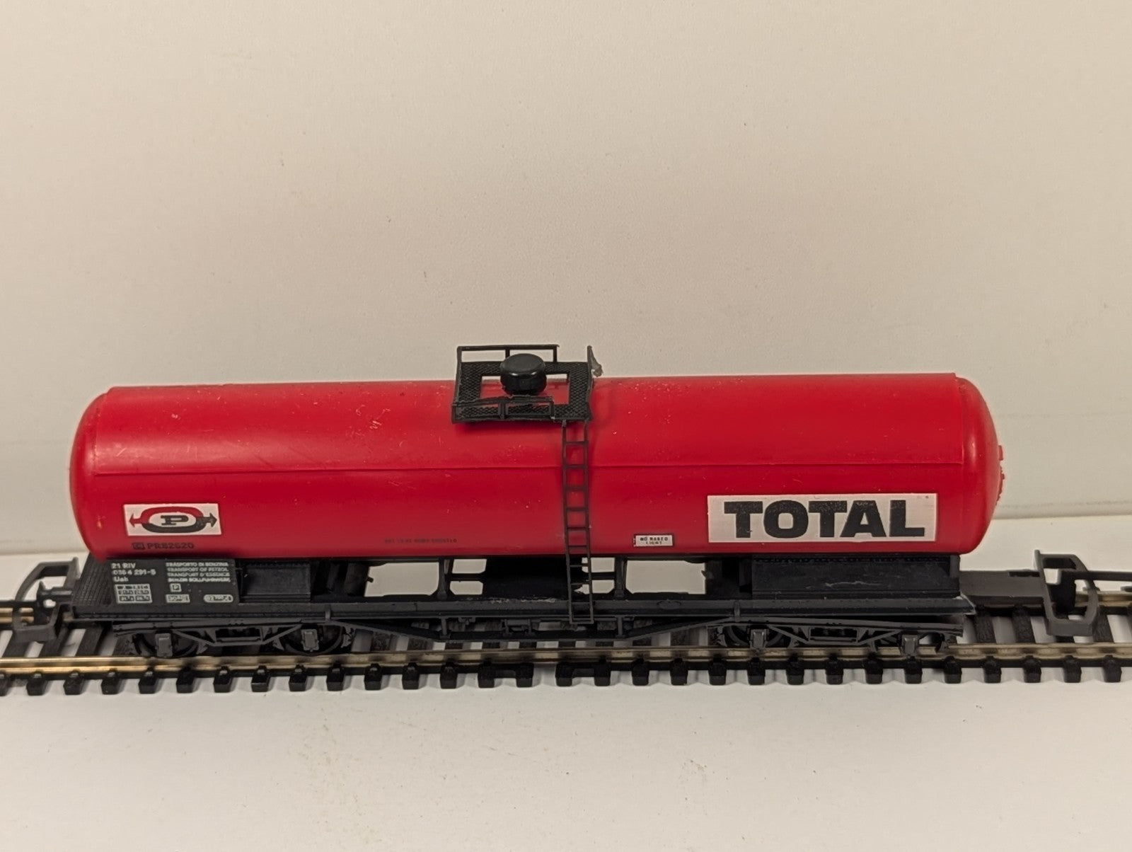 Lima L302909 HO Gauge TOTAL Continental Tank Car