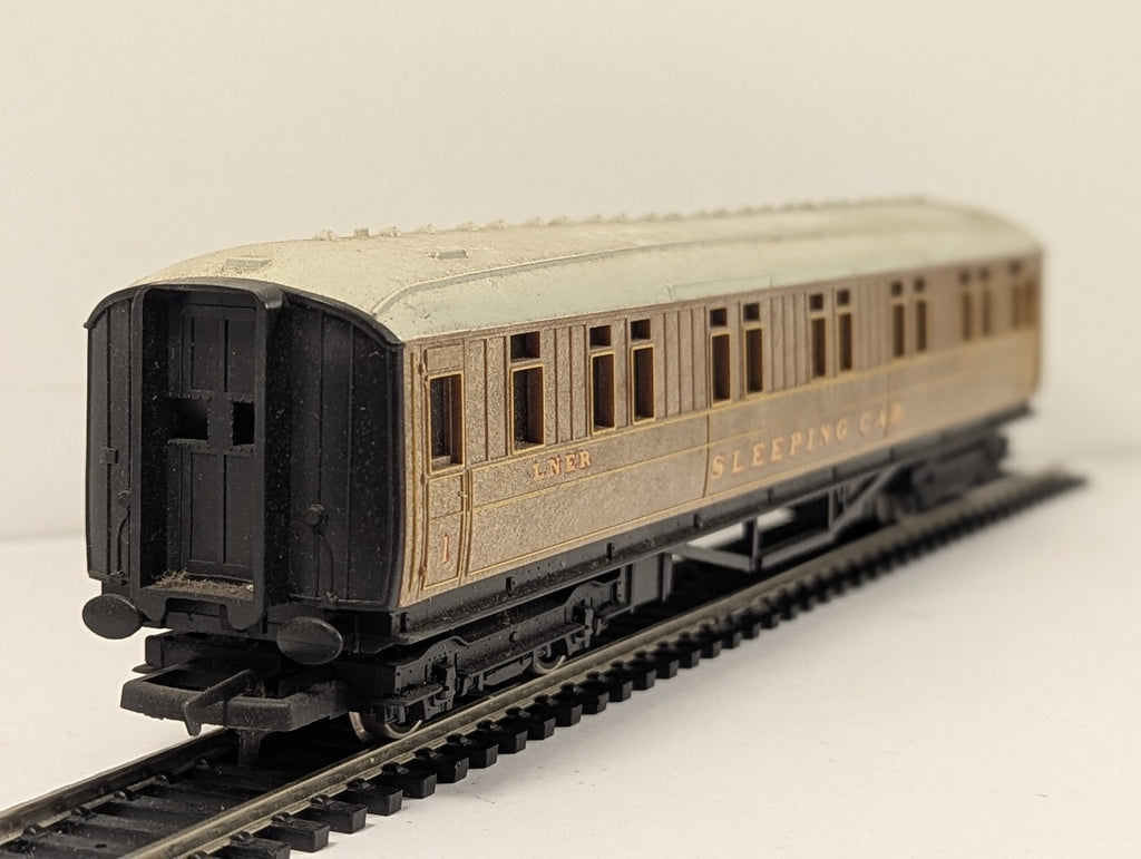 Hornby OO Gauge LNER Sleeping Car Passenger Coach 1316 LNER Teak R4180