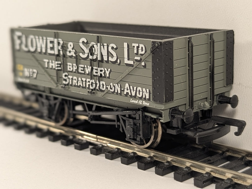 Bachmann OO Gauge 7 Plank Wagon 'Flower & Sons' Goods Wagon 33-104A