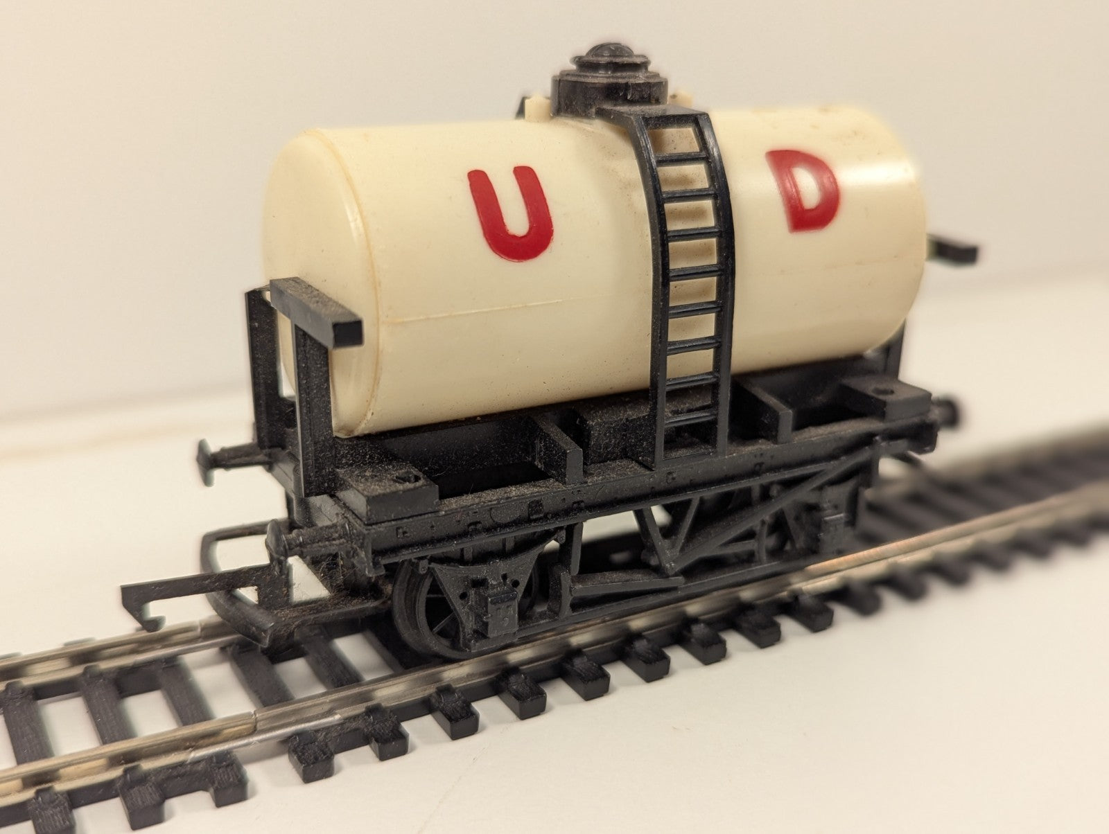 Tri-ang Hornby R15 OO Gauge United Dairies (UD) Milk Tanker