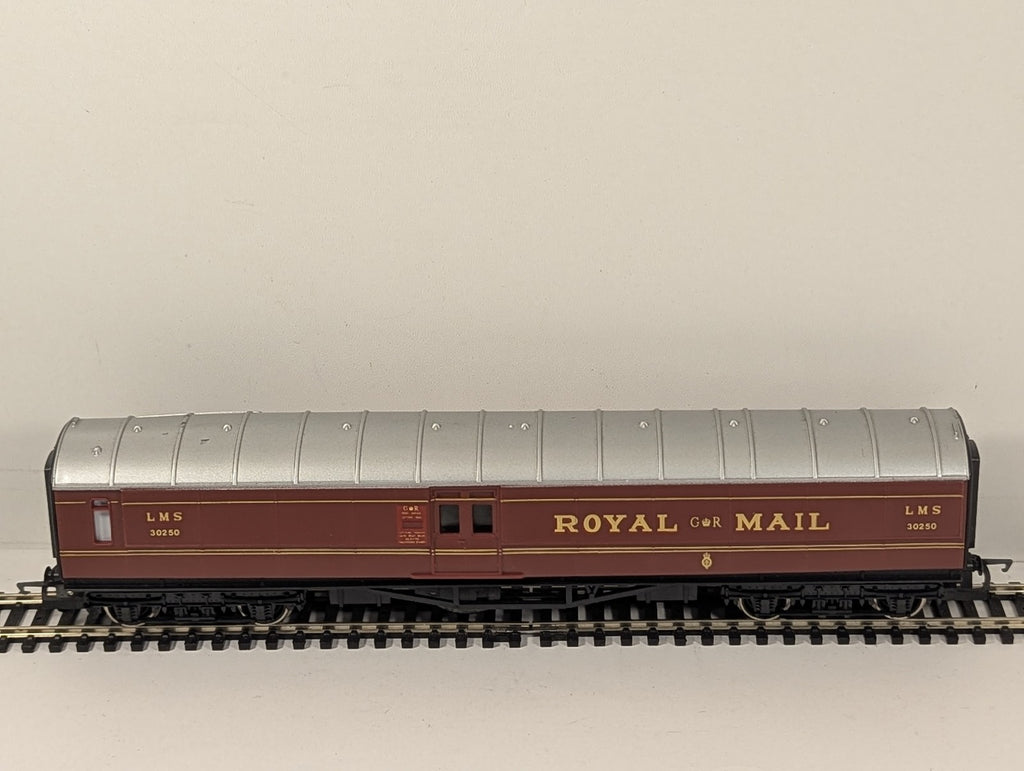 Hornby OO Gauge Operating Royal Mail Coach Passenger Coach 30250 LMS Maroon