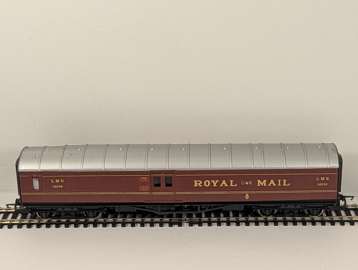 Hornby OO Gauge Operating Royal Mail Coach Passenger Coach 30250 LMS Maroon