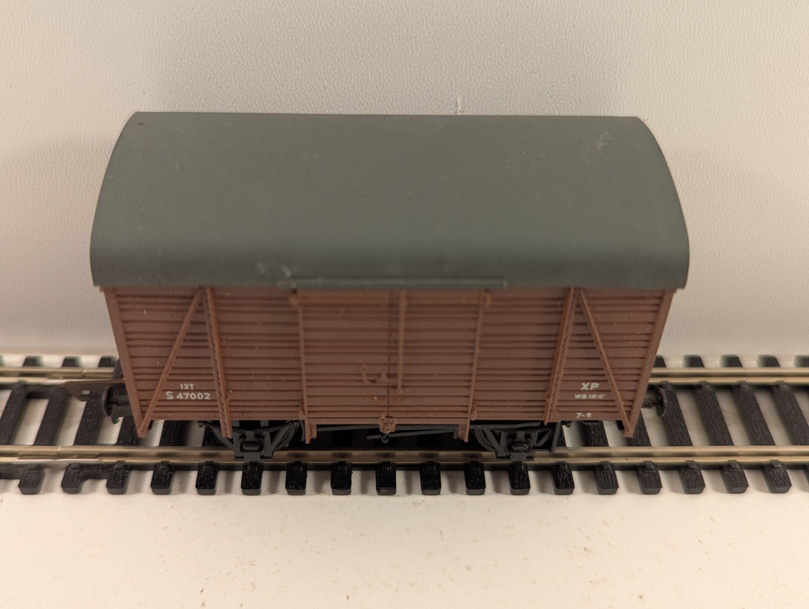 Mainline OO Gauge BR (SR) Brown Ventilated Van