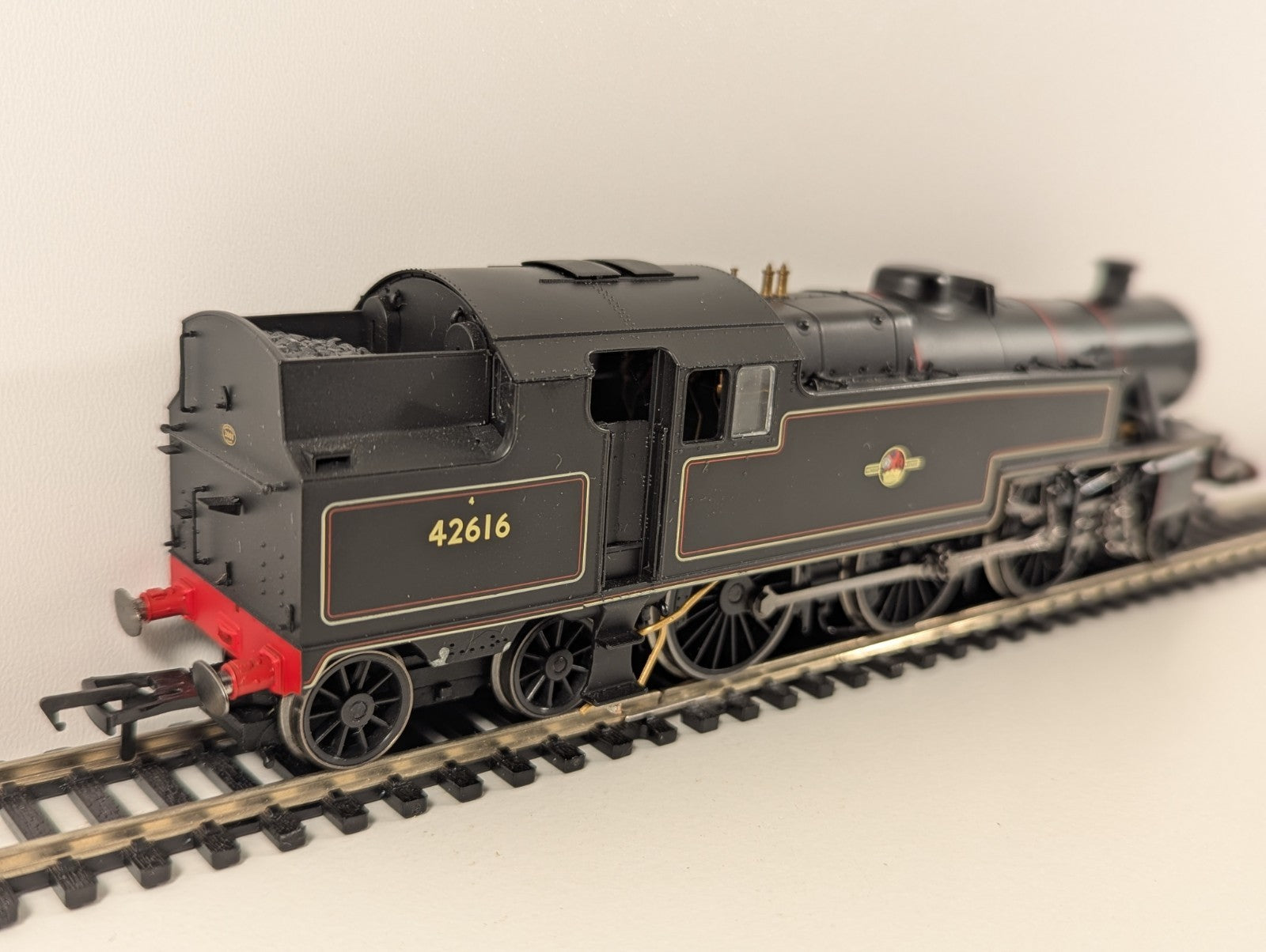 Hornby R2732 – Stanier 4MT 2-6-4T No. 42616 BR Late Black, DCC Fitted, OO Gauge